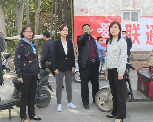 10月4日,吉利区副区长梁纪朋到白坡新村,大河路沿线等地督查农村人