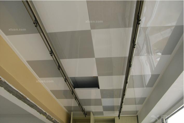 阳台吊顶有四种施工方式:pvc(塑钢扣板),集成吊顶(铝扣板),石膏板造型