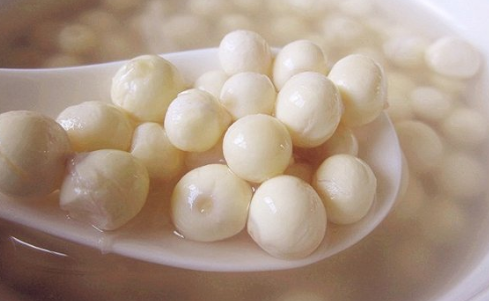 芡实可以和山药,桂圆,薏米,红枣,枸杞,银耳,西洋参,莲子,百合,牛奶