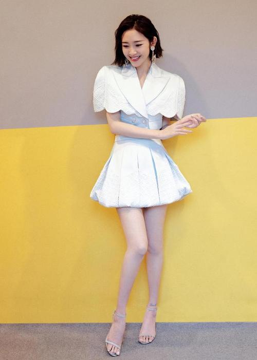 作为女明星,唐艺昕的身材保持的非常火辣,这次她身穿淡蓝色露脐套装