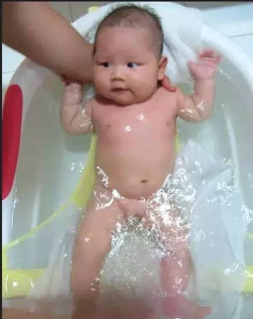 月嫂要下户了,帮宝宝洗澡这四个注意事项一定要教给