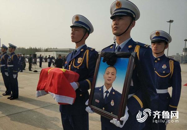 张帅烈士魂归故乡 数万乡亲自发接他"回家"