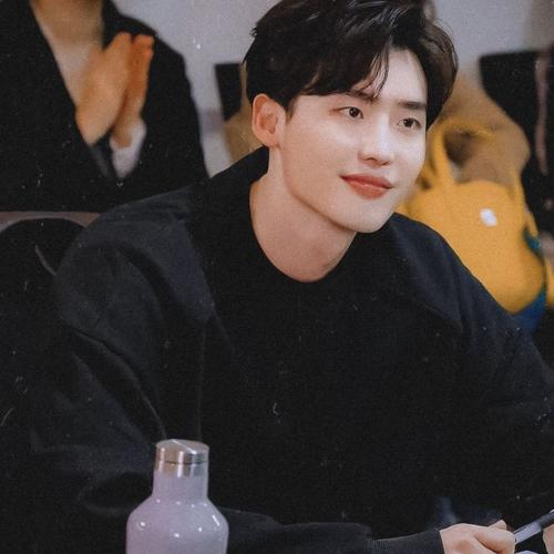 无水印头像李钟硕