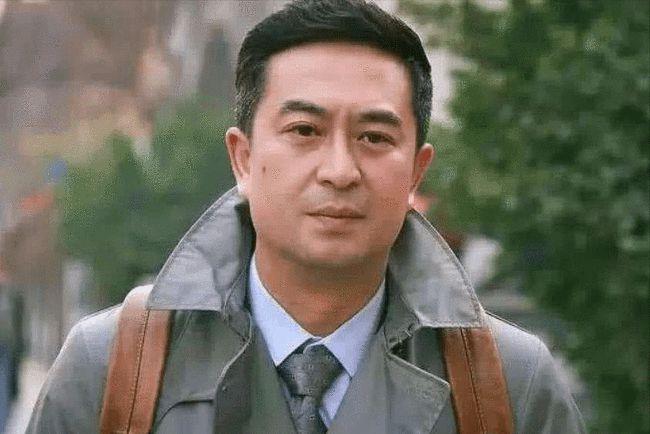 张嘉译如今红透半边天,主持人问前妻你后悔吗?前妻的话让人称赞