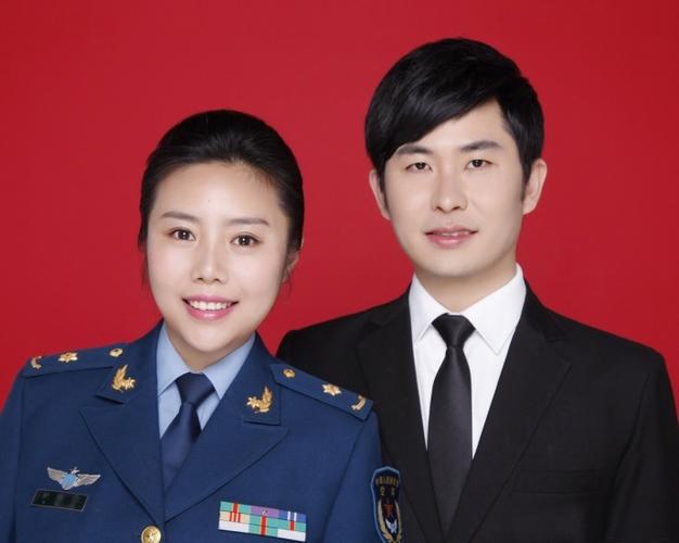 图为结婚证上新人的合照.