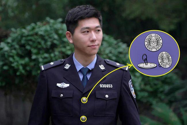 99式警服常服上所有的纽扣均采用套环的方式固定这和军服,民用服装有