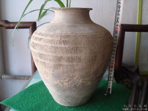 出土的汉代绳纹陶罐,甘肃生坑