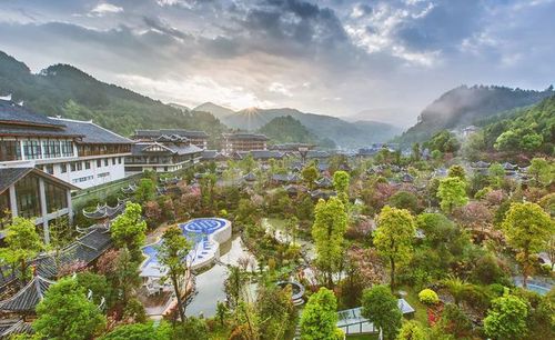 4月仰阿莎温泉小镇最美的时光 累了便去温泉自助餐厅补给能量 100余