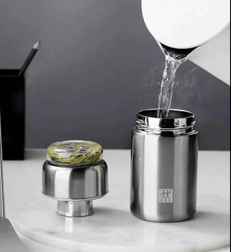双l人不锈钢茶水分离杯,一种健康的喝茶方式,拿在手上