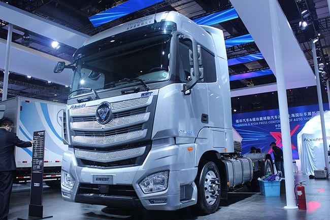 欧曼est重卡是上海车展的常客,本次展出的这款est车型搭载了康明斯x