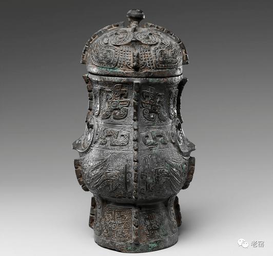 商 猫头鹰纹青铜觯(正面) 美国大都会博物馆藏商后期 钩连乳丁纹羊首