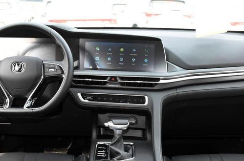 长安cs75plus的内饰还是带着浓浓的"长安味",家族式双联屏设计一如