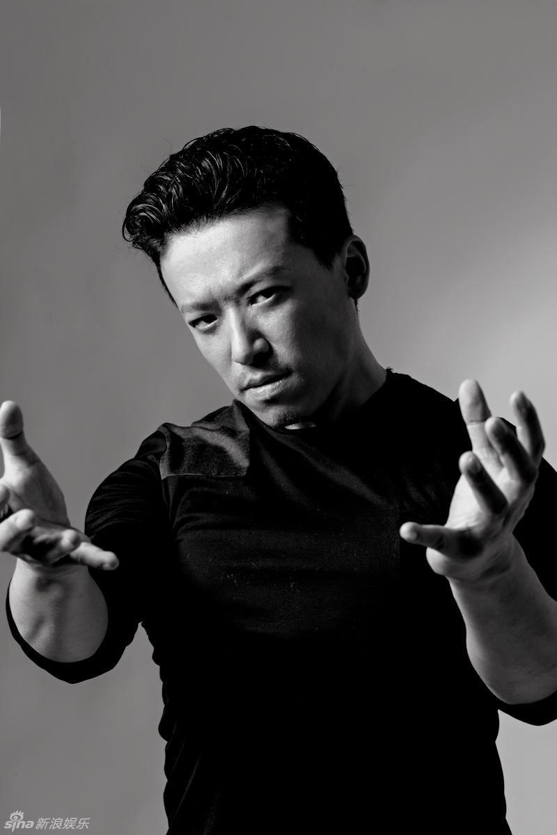 组图:郭昊伦黑白写真专注 沉浸表演释放自我_高清图集