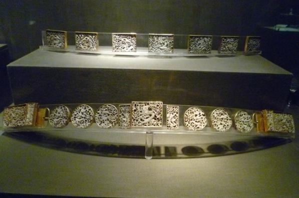 从秦朝开始人们就使用腰带了,大概样子跟现在的皮带差不多.