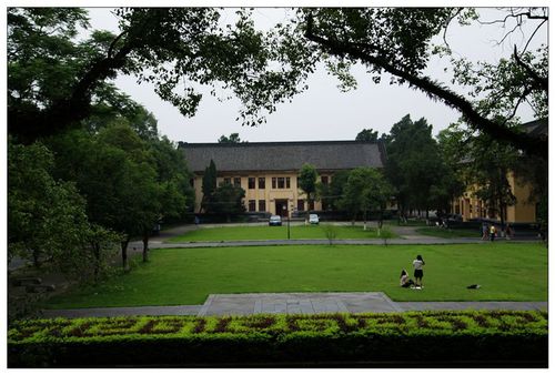 靖江王府是中国为数不多的集大学院校,风景名胜区(独秀峰),完整历史