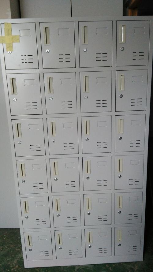 员工铁皮鞋柜里面专业研制放手机,和专业的挂锁柜子.