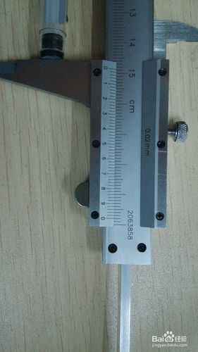 看是否对其,用量块测量看是否准确           如何分辨游标卡尺的分度