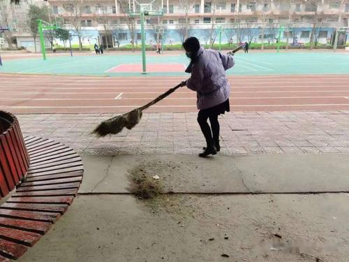 校园卫生大扫除美丽整洁迎开学