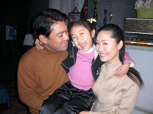 52岁于文华近照,曾多次登上春晚,二婚嫁钢琴家超幸福 !