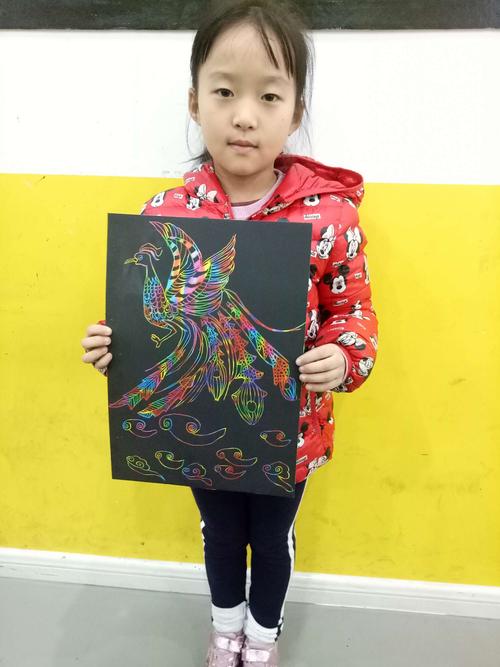 作品《凤凰》用刮画的形式来表现凤凰,我们一起来看看吧!