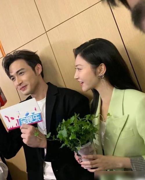 景甜张彬彬牵手扫楼怼脸角度中暴露真颜这还是剧中的司藤吗