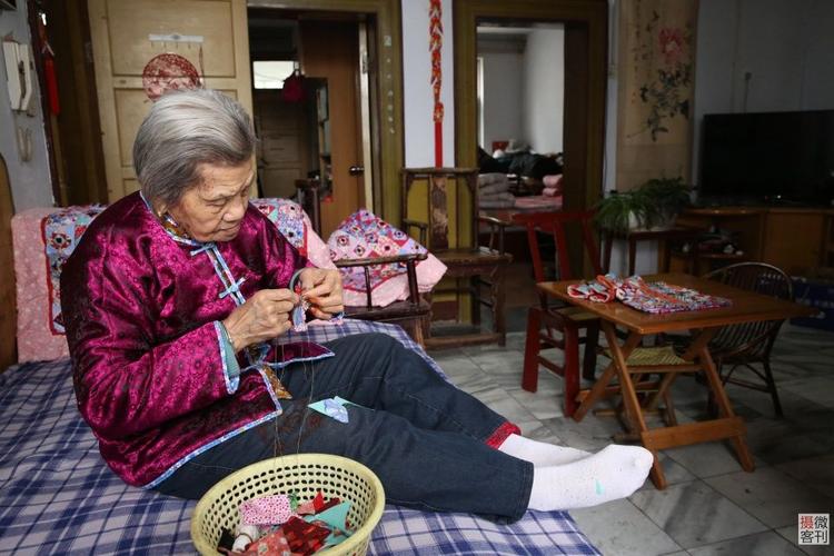 八旬老太每天手工缝制百家衣 亲朋疯抢只为收藏