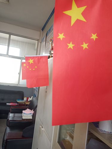 老师们在办公室里悬挂国庆庆祝祖国70华诞!