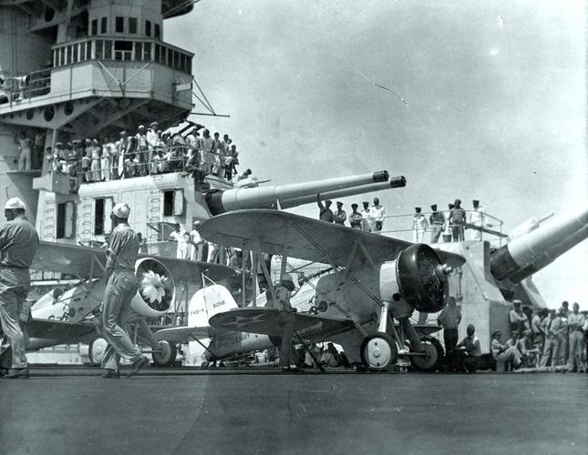 注意背景中的203毫米舰炮,摄于1934年5月