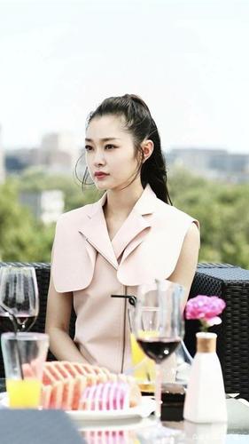 剧中温迪与那蓝的对手戏也很精彩,例如当那蓝知道温迪是郭鑫年的女