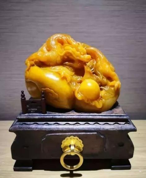 其主要组成矿物为绿泥石族的斜绿泥石,偶含少量滑石,蛇纹石,菱镁矿