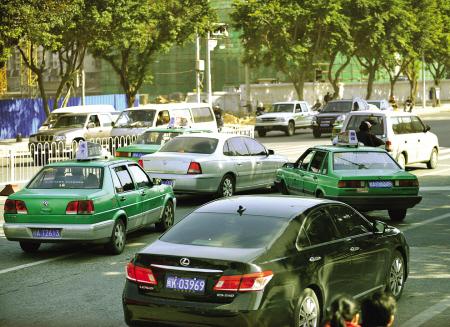 福州交通顽疾:随意变道 马路成司机赛车场