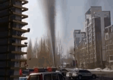 12日大庆一小区旁油井突发井喷 喷射高达30多米