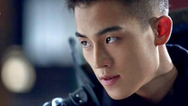 《黑白禁区》全新上线,欧豪演"爸爸"令人惊讶,居然又