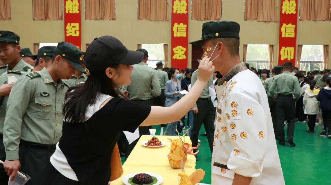 战士王冲说道"这次军营美食节我们品尝到了各种美味也体会到炊事官兵