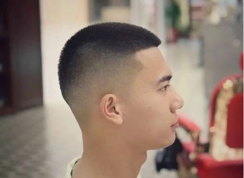 第一名短寸头 短寸头顾名思义就是比较短的寸头发型,寸头发型之所以