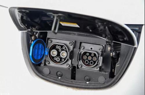 目前国标电动汽车通常都有交流和直流两种充电插口