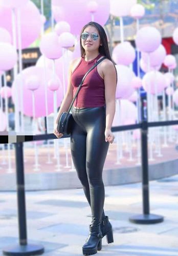 小姐姐穿紧身皮裤,彰显性感魅力,丰腴的身材穿起来才有味道