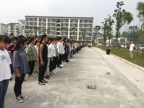 乐山市旅游学校举行"防踩踏"应急疏散演练活动