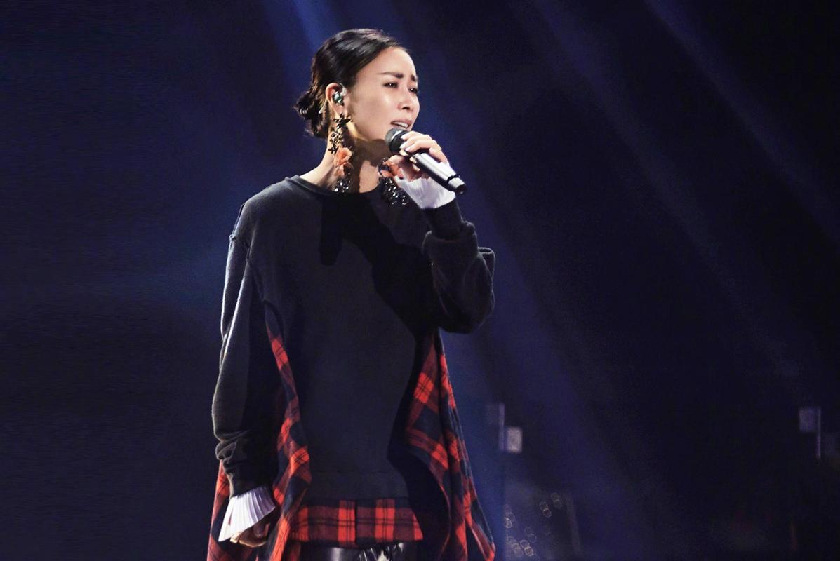 网曝那英外出照片,一路小跑没啥事,"植物人"谣言不攻自破