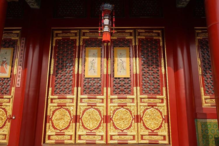 乾清门下贴门神,挂宫灯.