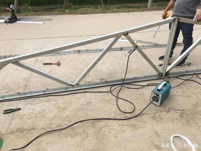 焊接养殖大棚的大梁,一直干到晚上,才把七个大梁焊好