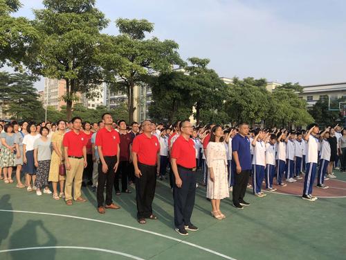 九潭中学向祖国敬礼