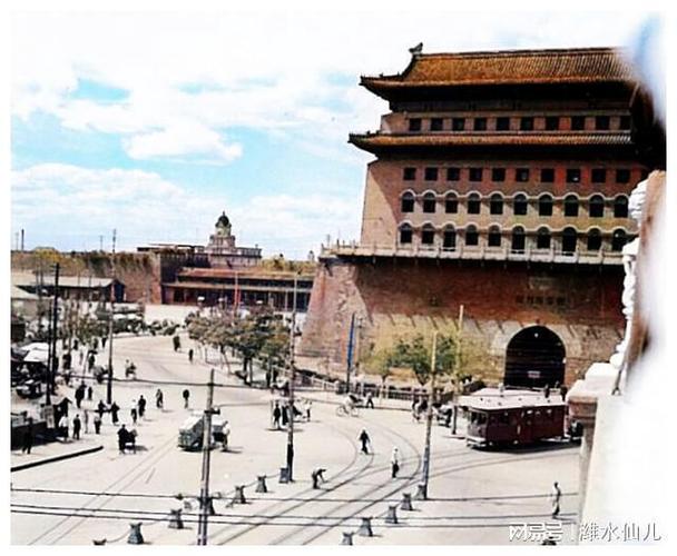 1939年夏天的北京前门母女坐地休息纳凉男孩吃冰棍消暑解渴