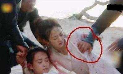 依旧是颖宝,被群演揩油,我想知道这位演员最后怎么样了.