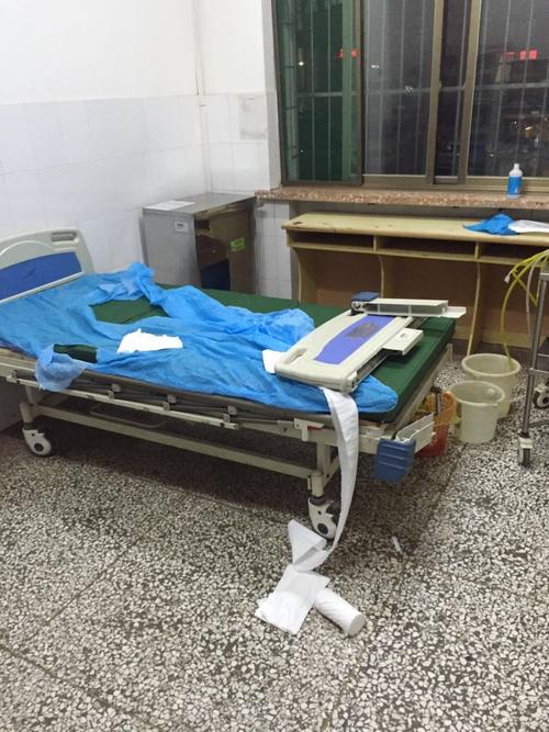 这是为一位患有狂躁症患者洗胃后的处置室,鬼知道我们经历了什么?