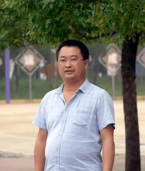 后家明,男,本科学历,中小学一级教师.