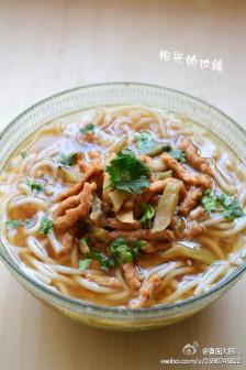 【榨菜肉丝米线】1.肉洗净切丝,榨菜切丝;2.
