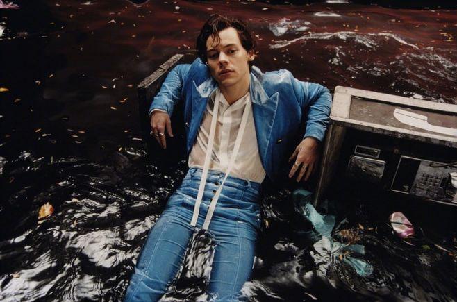 来收大图哈卷harrystyles去年为同名专辑拍摄的写真大图释出6767