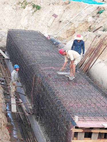 1,水贝村3号箱涵顶板钢筋焊接(钢筋工6人)