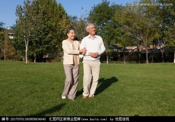 老夫妻在院子里散步